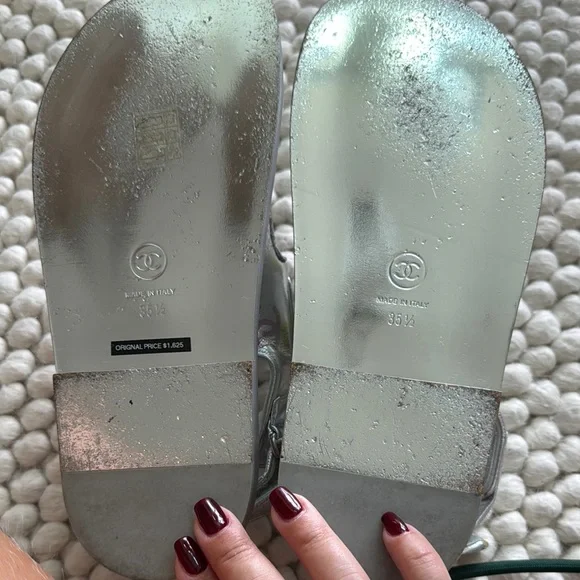 CHANEL Silver Sandals with Iconic CC Logo - Picture 4 of 4